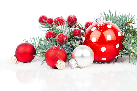 圣诞球和圆形树枝 上面有零星的装饰品松树金子玩具绿色红色传统白色装饰风格星星背景