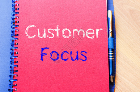 客户焦点写在笔记本上战略笔记销售量消费者商业顾客解决方案营销品牌教育发展高清图片素材