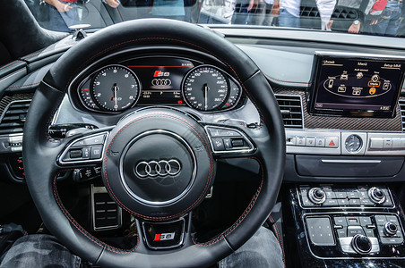 2015年6月 Audi S8在宇航科学院国际会议上介绍运输世界汽车展预览力量速度展示车展奢华机动性背景图片