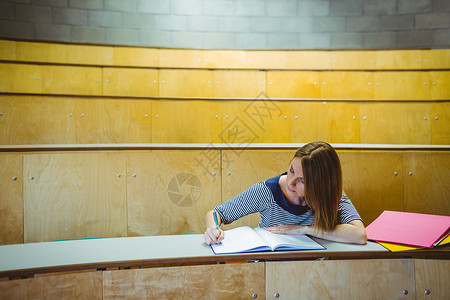 在课堂上做笔记的成熟学生学校专注女性写作教育班级高等教育校园大学文件夹背景图片