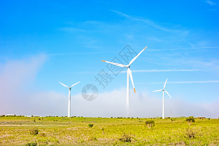 自然绿色景观中的风风涡轮机     蓝色天空转子发电机技术爬坡力量涡轮风车螺旋桨旋转环境背景图片