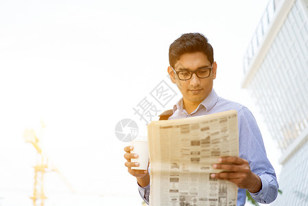 商务人士饮喝咖啡阅读报纸 咖啡阅读报背景图片