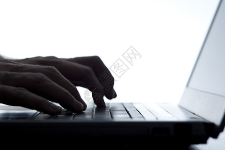 个人在笔记本电脑键盘上打字背景图片