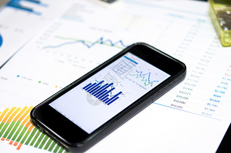 智能电话和图表数据手机金融日历白色技术商业屏幕市场库存背景图片