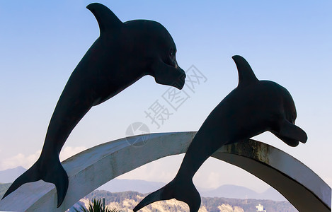 海豚雕塑海豚在天空中的雕塑背景