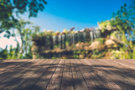 秋林中美丽的阳光照耀着木板的地板绿色射线铸件公园背光桌子季节环境叶子背景森林高清图片素材