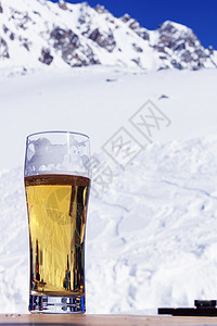 玻璃杯加啤酒玻璃假期咖啡店泡沫酒精桌子滑雪高山山脉餐厅背景图片