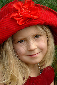 穿着大红色古董浪漫帽子的女孩眼睛姿势魅力皮肤女士女性白色奢华冒充脖子背景图片