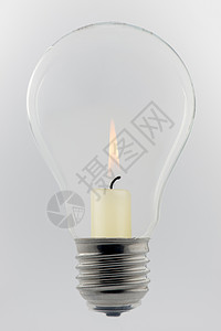 概念玻璃灯泡 加上燃烧的蜡烛高清图片