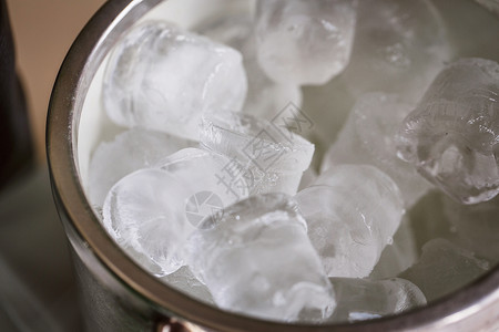 立方体冰块儿装有冰立方体的瓶子金属银色冰晶宏观庆典立方体婚礼形状水平温度背景