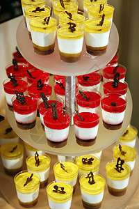 婚礼晚宴上盛满多彩的甜点和糕点餐厅蛋糕假期庆典风格奶油叶子食物婚姻饮食背景图片