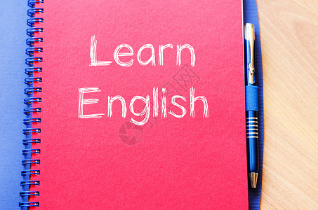 在笔记本上学习英文写作互联网说话英语教育语言学校学生教学训练翻译实践高清图片素材