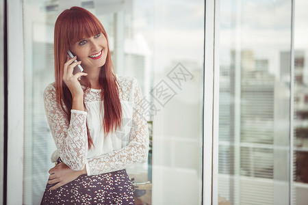 哭笑着的嬉皮女郎 有电话打来人士技术微笑呼唤手机女性商务红发快乐女士背景图片
