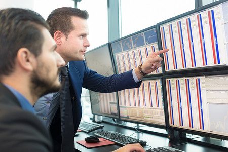 股票交易商在看电脑屏幕人士技术管理人员市场交换咨询战略办公室银行金融经理高清图片素材
