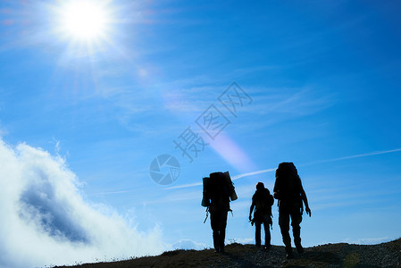 远足朋友的休眠爬坡女士游客冒险阳光天际悬崖自由旅行成就成功高清图片素材