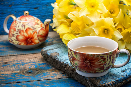 水仙茶素材早茶杯子花瓣水仙花香气草本早餐玻璃季节茶壶黄色背景