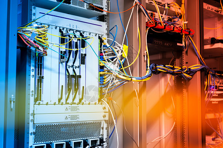 计算机机房网络室地点的核心开关技术核心开关技术商业光学房间办公室纤维电缆数据电脑力量服务背景