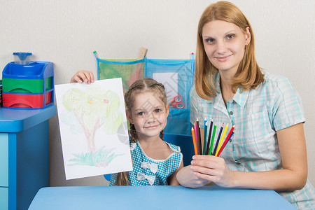 5岁女孩展示了一张她和母亲一起画的绘画学习高清图片素材