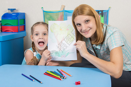 5岁女孩和老师快乐的表演 画在一块木板上胸部高清图片素材