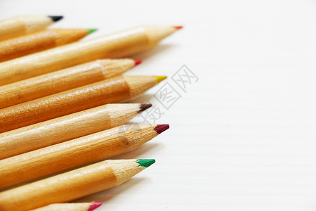 带铅笔和标尺的空白纸条统治者蜡笔学校背景图片