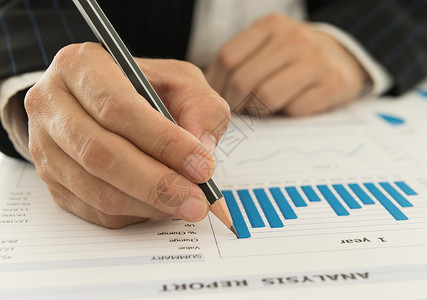 营销战略办公室男性金融计算会议总结数据投资软垫公司背景图片