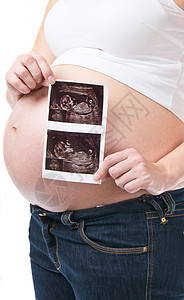 孕妇展示她婴儿超声波照片的孕妇高清图片