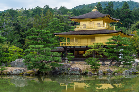 在京都日本金阁寺的黄金馆雕像文化森林入口佛陀花园神社建筑旅游游客背景图片