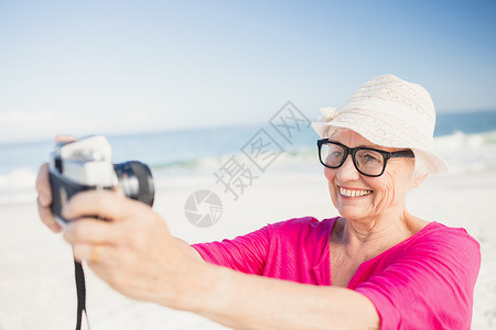 高级女子自拍波浪岁月屏幕蓝色支撑流金微笑天空海洋快乐背景图片