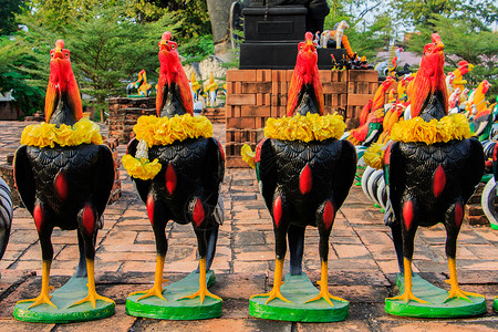理财品宣在泰国阿尤塔亚的Thammikarat寺庙向纳里苏王提供充彩的斗鸡娃娃 作为游玩品祷告遗产斗争旅行飞行建筑建筑学公鸡文化历史性背景