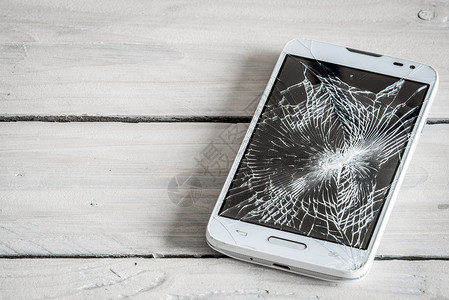 玻璃破碎的智能手机显示移动的高清图片素材