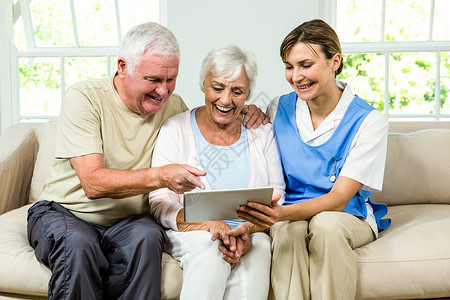 带数字平板电脑的快乐护士和老年人白种人高清图片素材