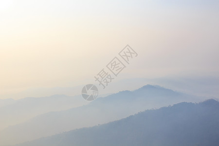 冬山的日出 迷雾梦幻般的景色冒险图层天线薄雾场景日落山脉阳光蓝色旅游背景图片