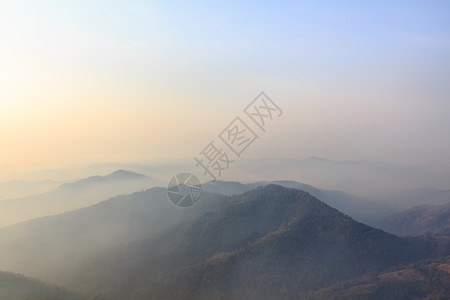冬山的日出 迷雾梦幻般的景色高度场景旅游阳光薄雾蓝色图层山脉太阳天空背景图片