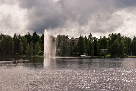 在芬兰湖不老泉在水面上背景