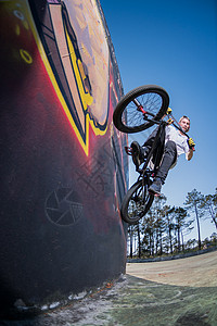 BMX 自行车板墙滑行跳跃飞行都市极限自行车运动风光青少年小轮车男性背景图片