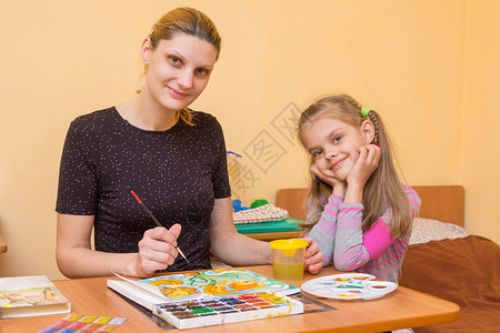 厚涂插画一位绘画老师教一个小女孩 涂水彩背景