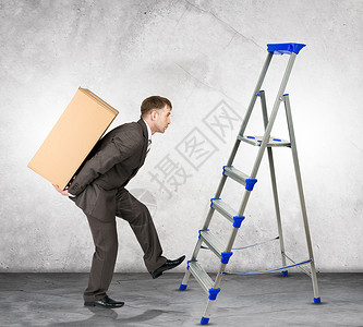 爬梯子的商务男人具有困难任务的中年商业商家劳动企业职业盒子男性男人状况商务灰色送货背景