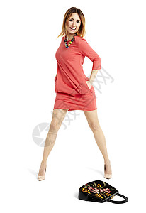 穿红裙子的快乐女人衣服身材珊瑚幸福女孩项链口袋表情红色微笑背景图片
