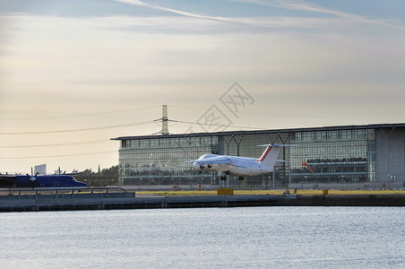 从伦敦市机场起飞的飞机机上起飞背景图片