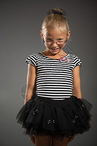 小女孩白色幸福裙子背景灰色黑色微笑孩子背景图片