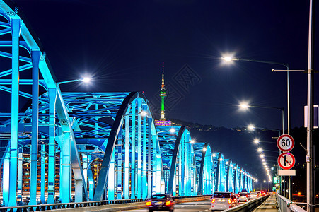 南韩汉河上东杰克大桥和首尔塔的市中心交通情况背景图片