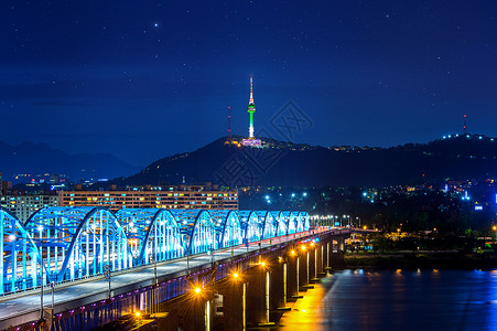 南韩汉河的东杰克大桥和首尔塔市中心城市风景 在韩国首尔汉河上空铜雀建筑物游客全景吸引力景观城市交通旅行场景背景图片