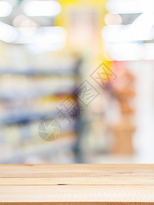 在模糊的超级超市前面的木板空桌木头送货背景零售柜台嘲笑购物中心推介会产品台面背景图片