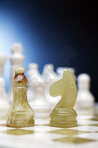 象棋片头素材棋盘上的象棋片头脑对抗女王国际竞赛商业战略石头象棋国王背景