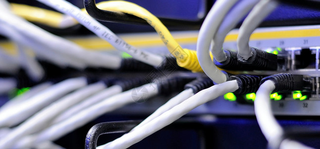 数据连接基础设施宽带绳索力量金属速度电缆数据中心局域网路由器服务器高清图片素材