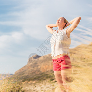 自由快乐的女子在节日中享受阳光假期生活沙丘衬衫天空喜悦女孩幸福女性冥想美丽高清图片素材