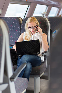 商业妇女乘火车旅行时从事工作技术商务人士管理人员运输通勤者乘客铁路公共汽车药片交流高清图片素材
