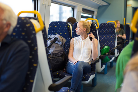妇女乘火车旅行铁路商业女性乘客公共汽车秘书技术管理人员手机女士使用高清图片素材