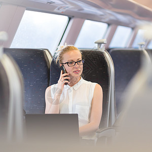 商业妇女乘火车旅行时从事工作互联网讲话公共汽车运输人士笔记本女性铁路女士电话自信的高清图片素材