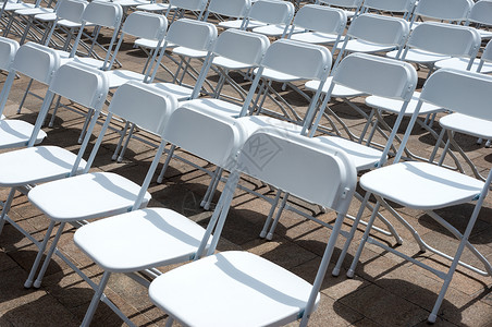 活动时折叠椅子的行座位办公室家具房间仪式会议白色背景图片